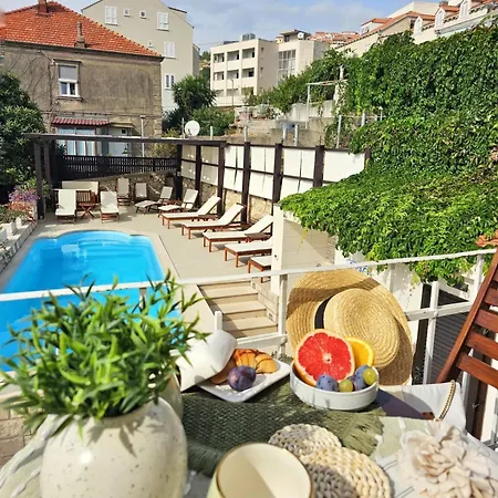 Appartement Miljas 1 *